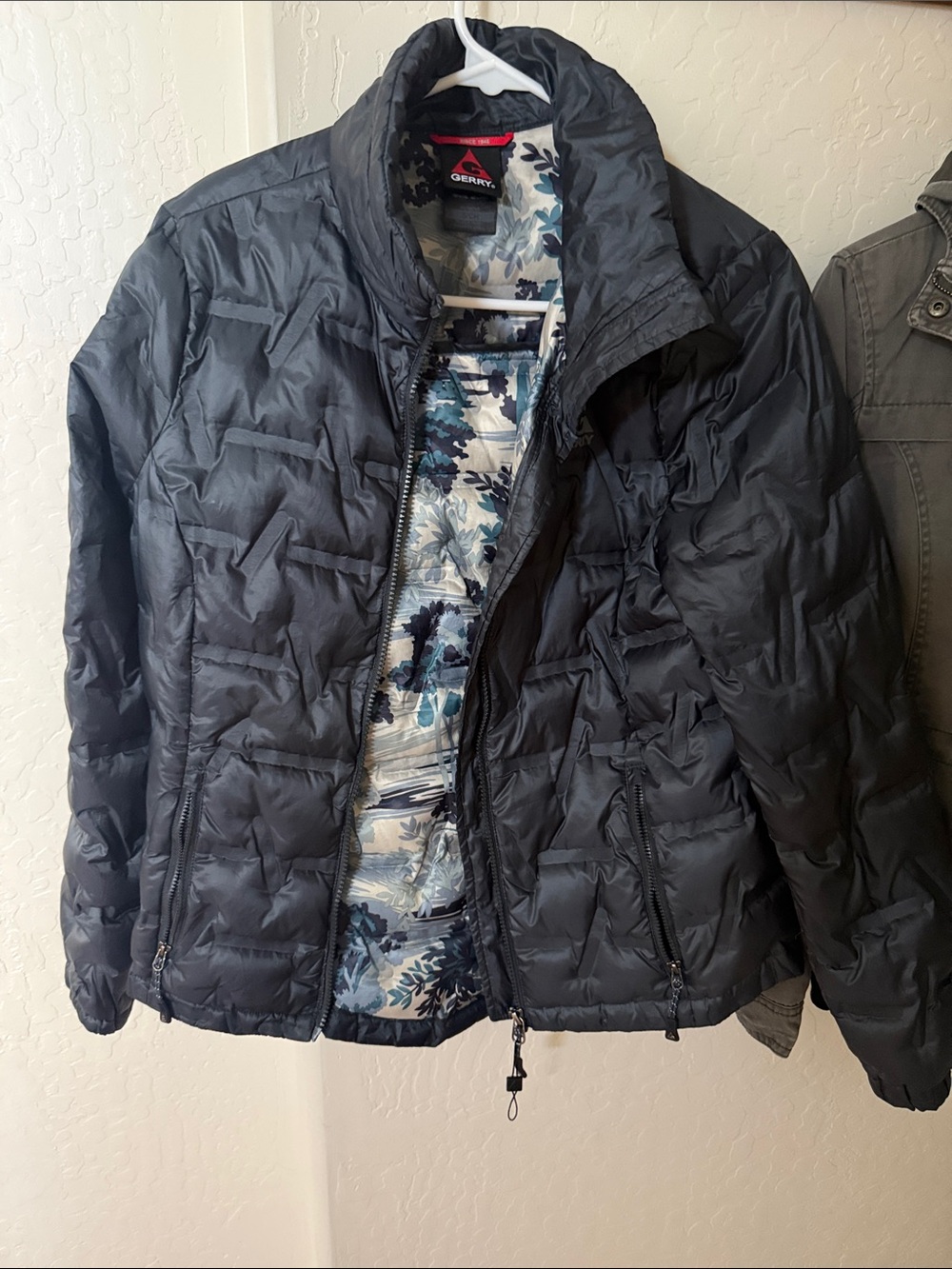 Gerry Weber Men's Dark Gray Quilted Puffer Jacket with Patterned Lining